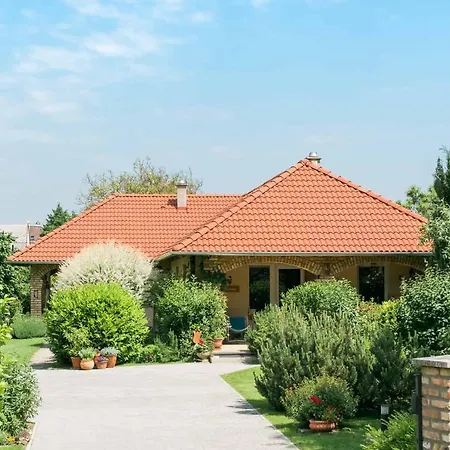 Toldi68 Apartmanhaz *
